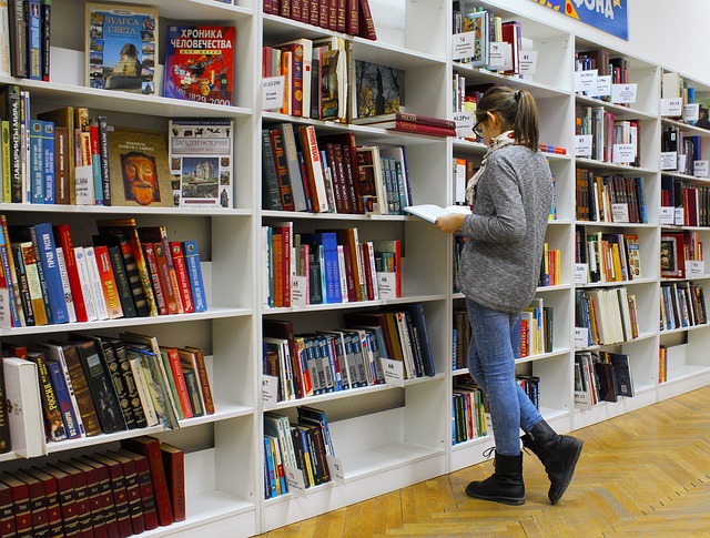 žena v knihkupectví u knih